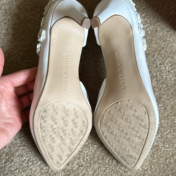 Kelly & Katie Flowered White & Gold Heels - Picture 7 of 7